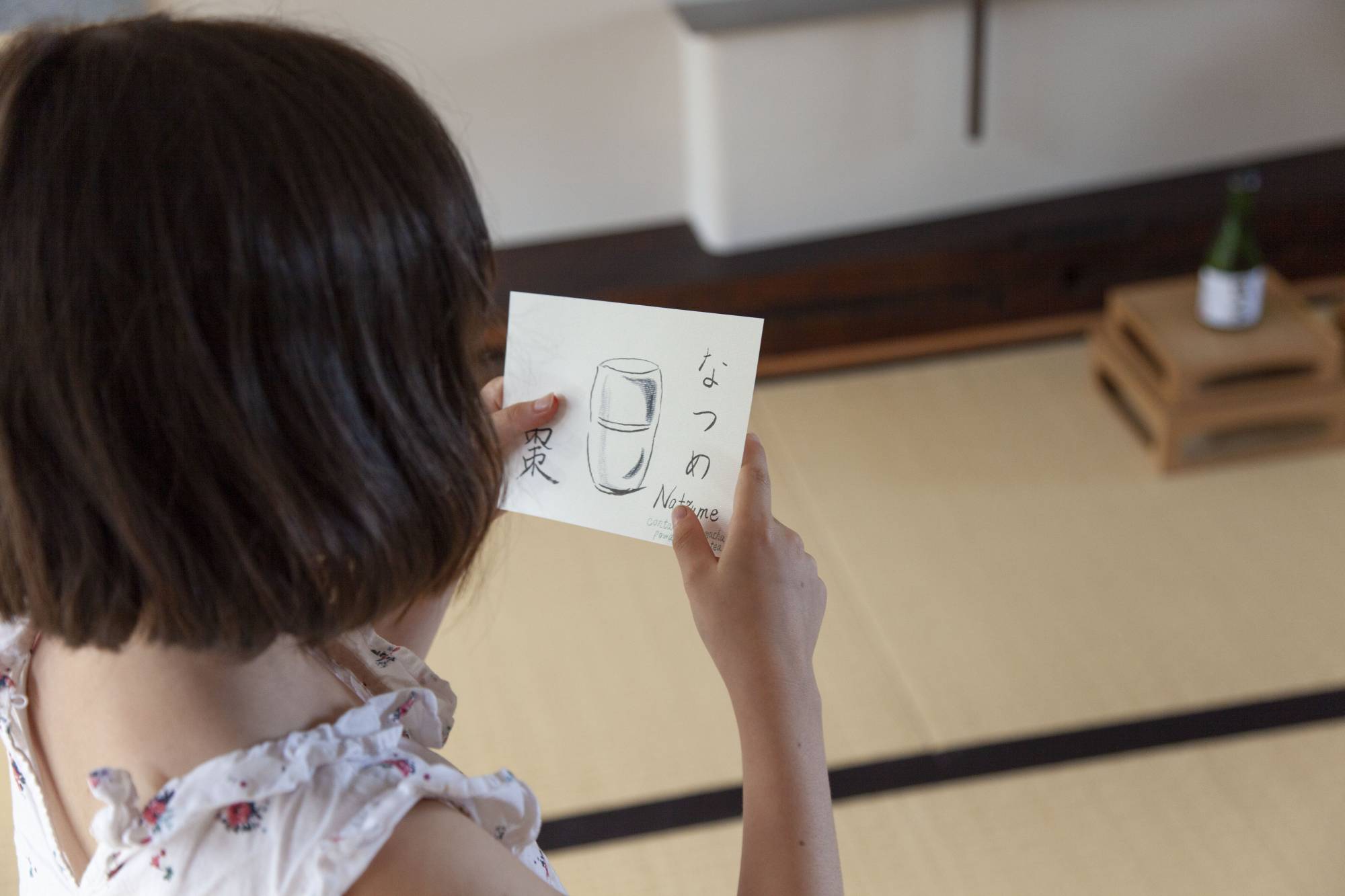 Picture guide: Tea master Kimihisa Meguro uses illustrated cards to introduce the six main tea ceremony tools. | Hitomi Kishi 