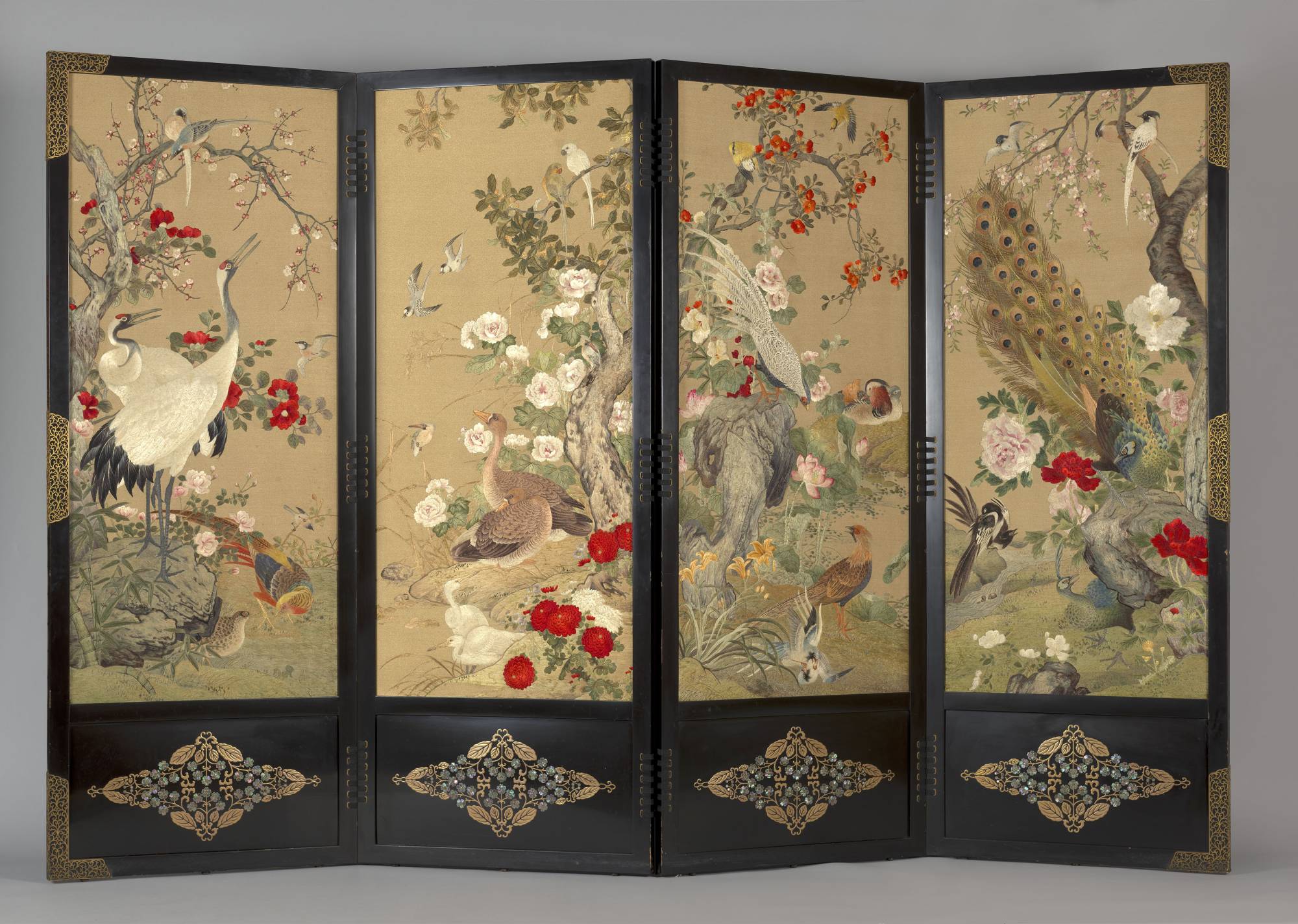The collection includes an embroidered silk folding screen that was a gift from Emperor Meiji to King Edward VII in 1902. | COURTESY OF THE ROYAL COLLECTION TRUST / COPYRIGHT HER MAJESTY QUEEN ELIZABETH II / VIA KYODO