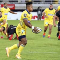 Clermont\'s Kotaro Matsushima competes during his team\'s game against Toulouse on Sunday in Clermont-Ferrand, France. | KYODO