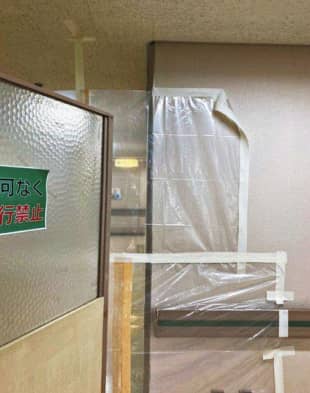A photo supplied by a source shows that a space is seen between a ceiling and a plastic sheet placed in a hallway at Midori Municipal Hospital in Nagoya as a measure to prevent the spread of COVID-19. Tape used to attach the sheet to the wall is seen partially coming off. | CHUNICHI SHIMBUN 