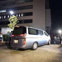 A car takes Yusuke Iseya to the Tokyo Wangan Police Station in Tokyo\'s Koto Ward Tuesday. | KYODO