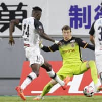 Grampus goalkeeper Mitch Langerak (right) made a quick return to training after recovering from COVID-19 in June. | KYODO