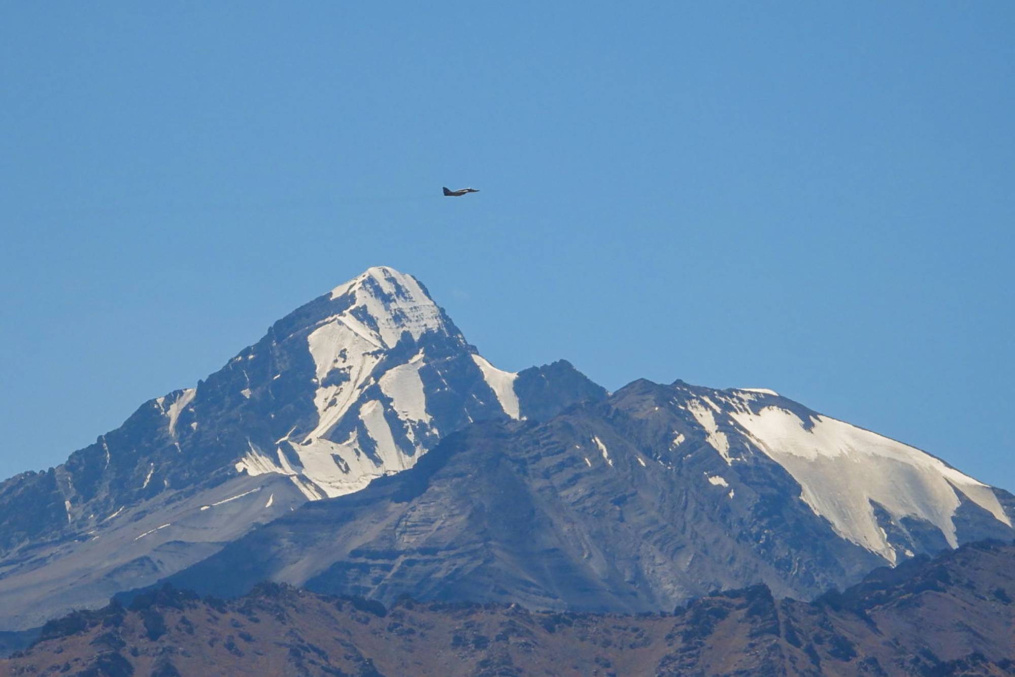 An Indian fighter jet flies over a mountain range in Leh, the joint capital of the union territory of Ladakh bordering China, on Sept. 2. | AFP-Jiji