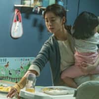 A scene from \"Kim Ji-young, Born 1982,\" which opens in Japan on Oct. 9. | © 2020 LOTTE ENTERTAINMENT. ALL RIGHTS RESERVED
