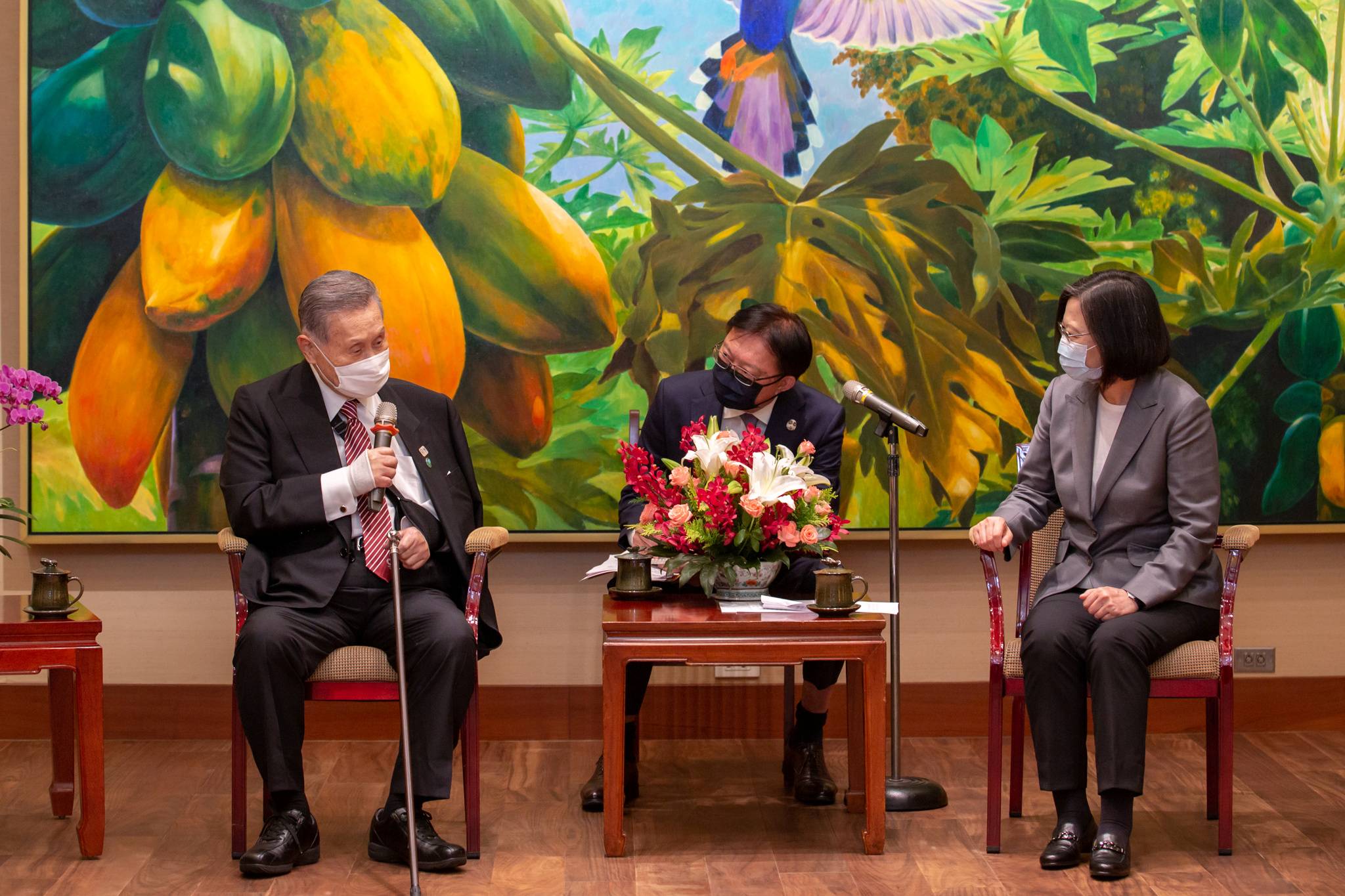 Taiwan President Tsai Ing-wen meets with former Prime Minister Yoshiro Mori in Taipei on Friday. | TAIWAN PRESIDENTIAL OFFICE / VIA REUTERS  