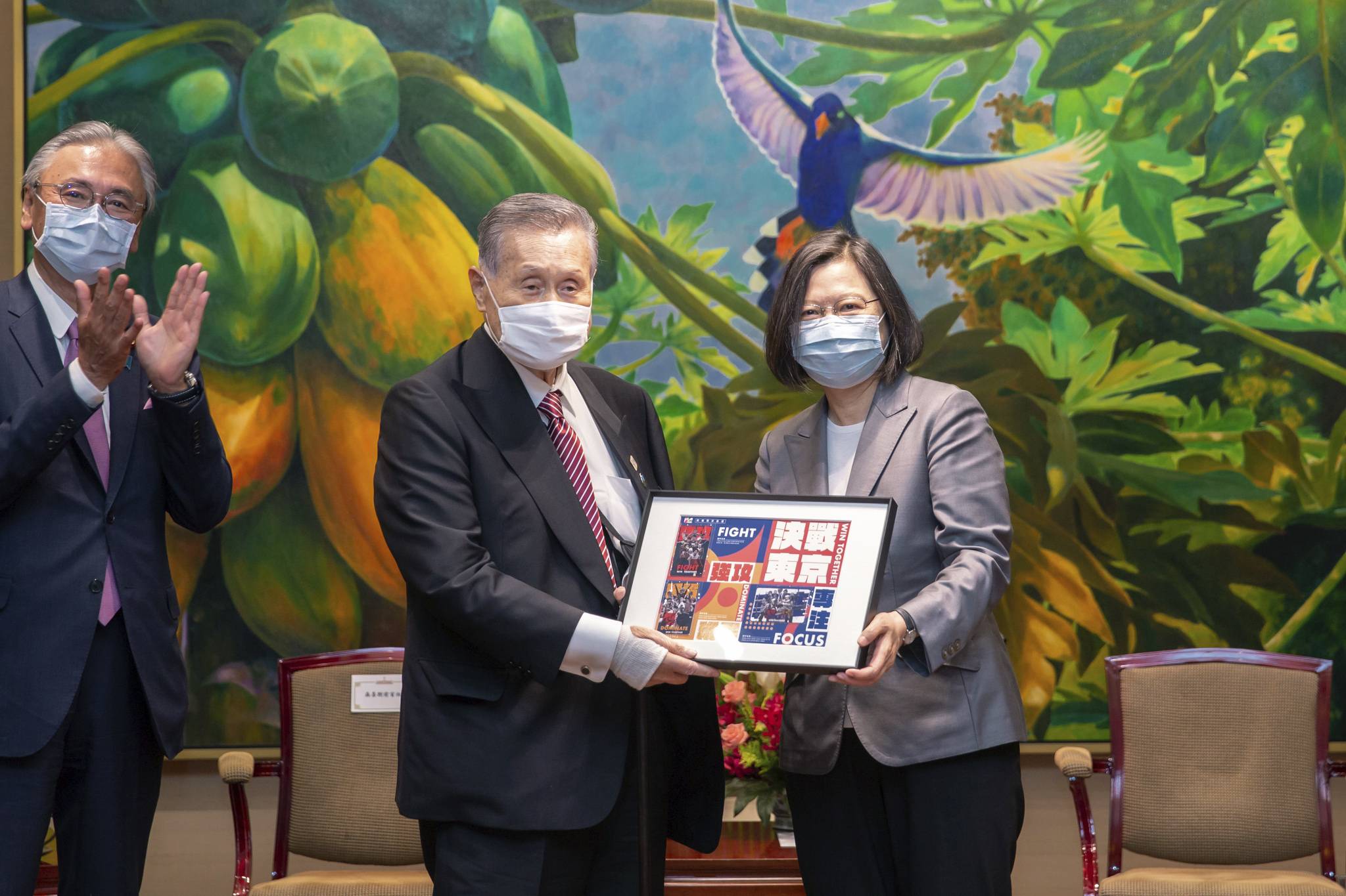Former Prime Minister Yoshiro Mori meets with Taiwan President Tsai Ing-wen in Taipei on Friday. | TAIWAN PRESIDENTIAL OFFICE / VIA AP