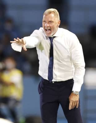 Vissel manager Thorsten Fink gestures during a J. League first-division match against Frontale on Sept. 9 in Kawasaki. | KYODO