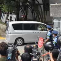 A police vehicle carrying Tatsuya Yamaguchi, a former member of all-male pop idol group Tokio, enters the Metropolitan Police Department\'s headquarters in Tokyo on Tuesday afternoon. | KYODO