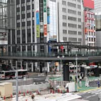 A pedestrian overpass linking Tokyo\'s JR Shibuya Station and the Shibuya Fukuras commercial complex opens on Saturday. The overpass was built as part of a project to redevelop the Shibuya area. | KYODO