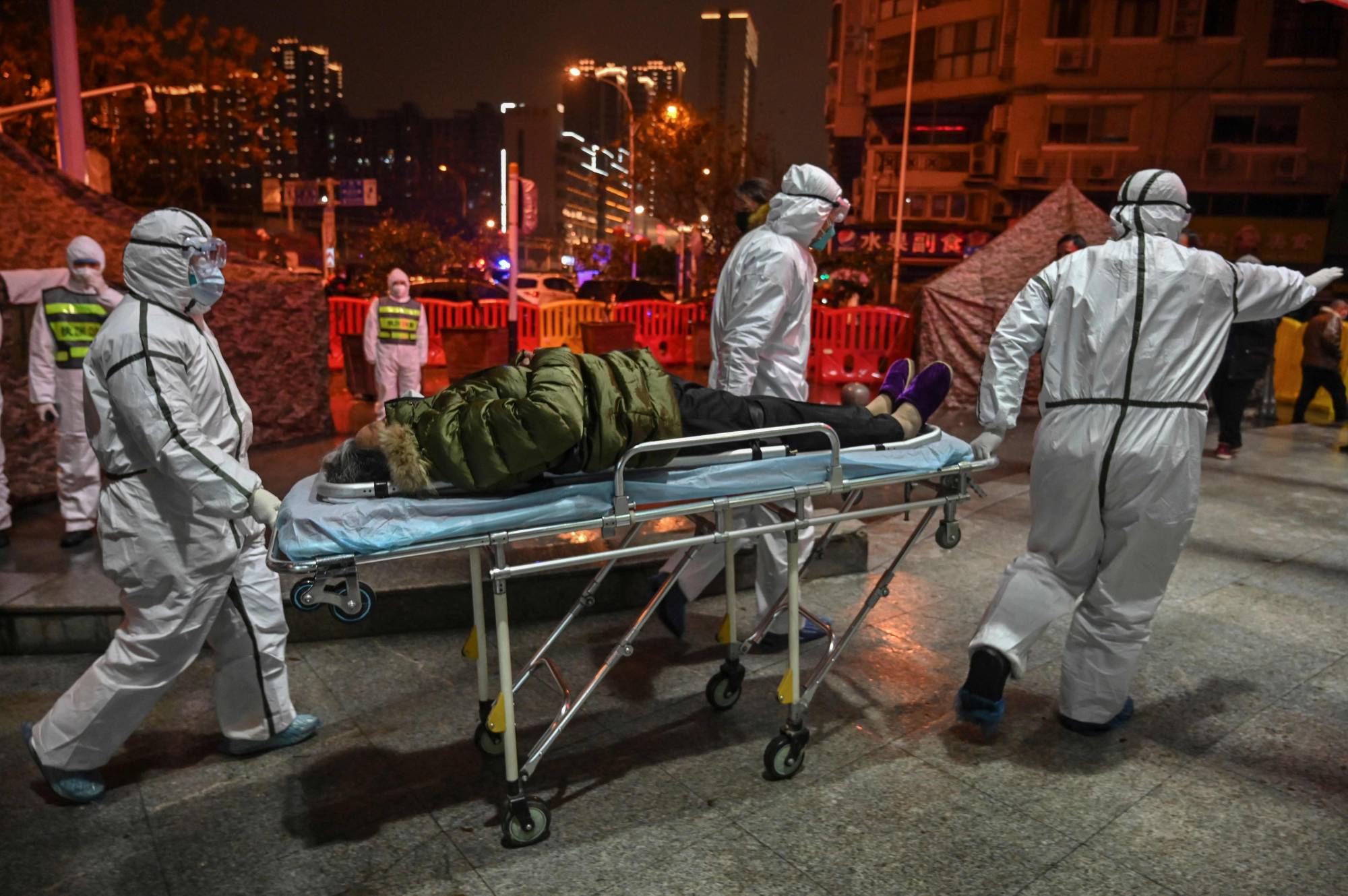 Medical staff members arrive with a patient at the Wuhan Red Cross Hospital in Wuhan, China, on Jan. 25. | AFP-JIJI
