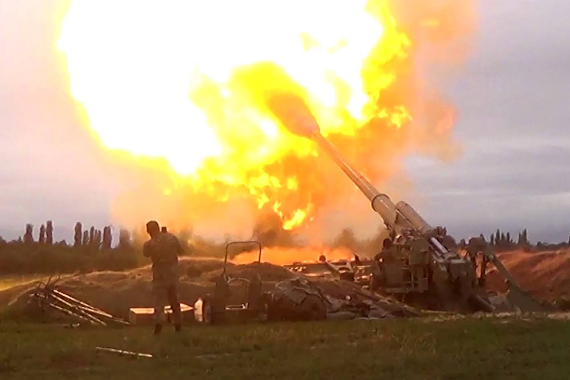 An image grab taken from a video made available on the official web site of the Azerbaijani Defense Ministry on Monday allegedly shows an Azeri artillery strike toward the positions of Armenian separatists in the breakaway region of Nagorno-Karabakh.  | AZERBAIJANI DEFENSE MINISTRY / VIA AFP-JIJI