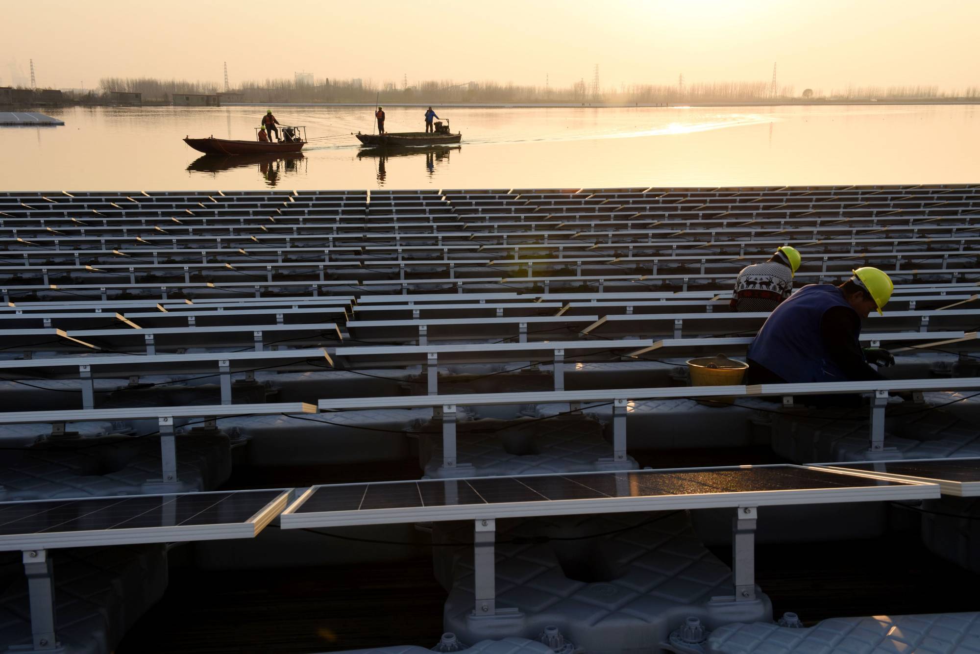 A floating solar power plant in Huainan, a former coal-mining region, in China's eastern Anhui province. | AFP-JIJI
