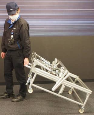 Aisin Seiki Co., an auto parts maker in the Toyota group, started producing makeshift beds and partitions in May. | CHUNICHI SHIMBUN