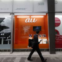 Although Japan’s cell phone fees are not cheap in comparison to some other countries, the quality of 4G communication networks is better. | BLOOMBERG
