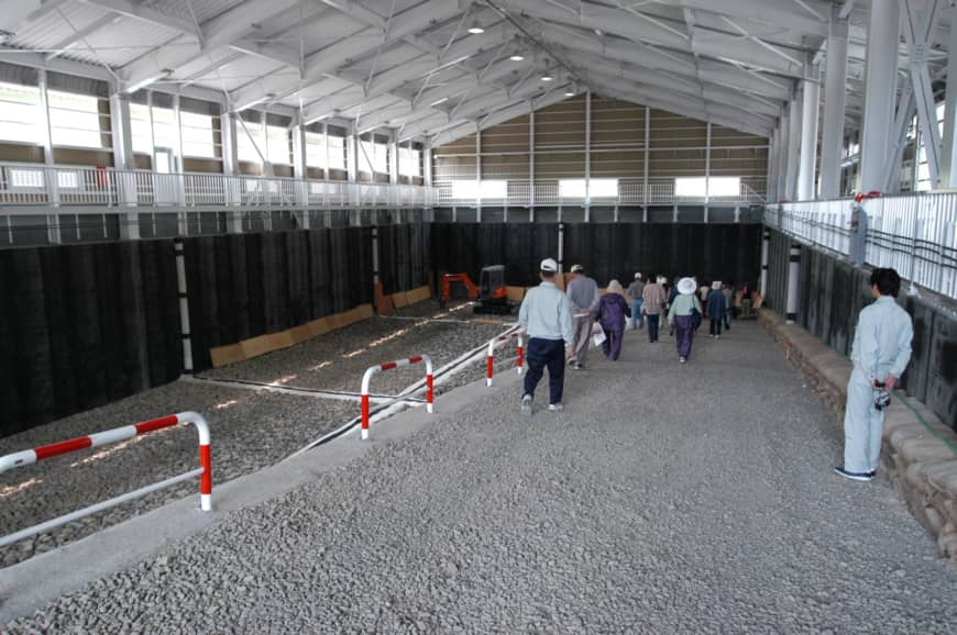 Niseko Town Compost Center. The facility processes about 9.5t of feces a day and requires at least 98 days to turn the waste into compost. | NISEKO TOWN 
