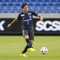 Gamba\'s Yasuhito Endo passes the ball during a J. League first-division match on July 4 in Suita, Osaka Prefecture. | KYODO