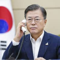 South Korean President Moon Jae-in speaks with Prime Minister Yoshihide Suga on Sept. 24. | BLUE HOUSE / VIA KYODO　