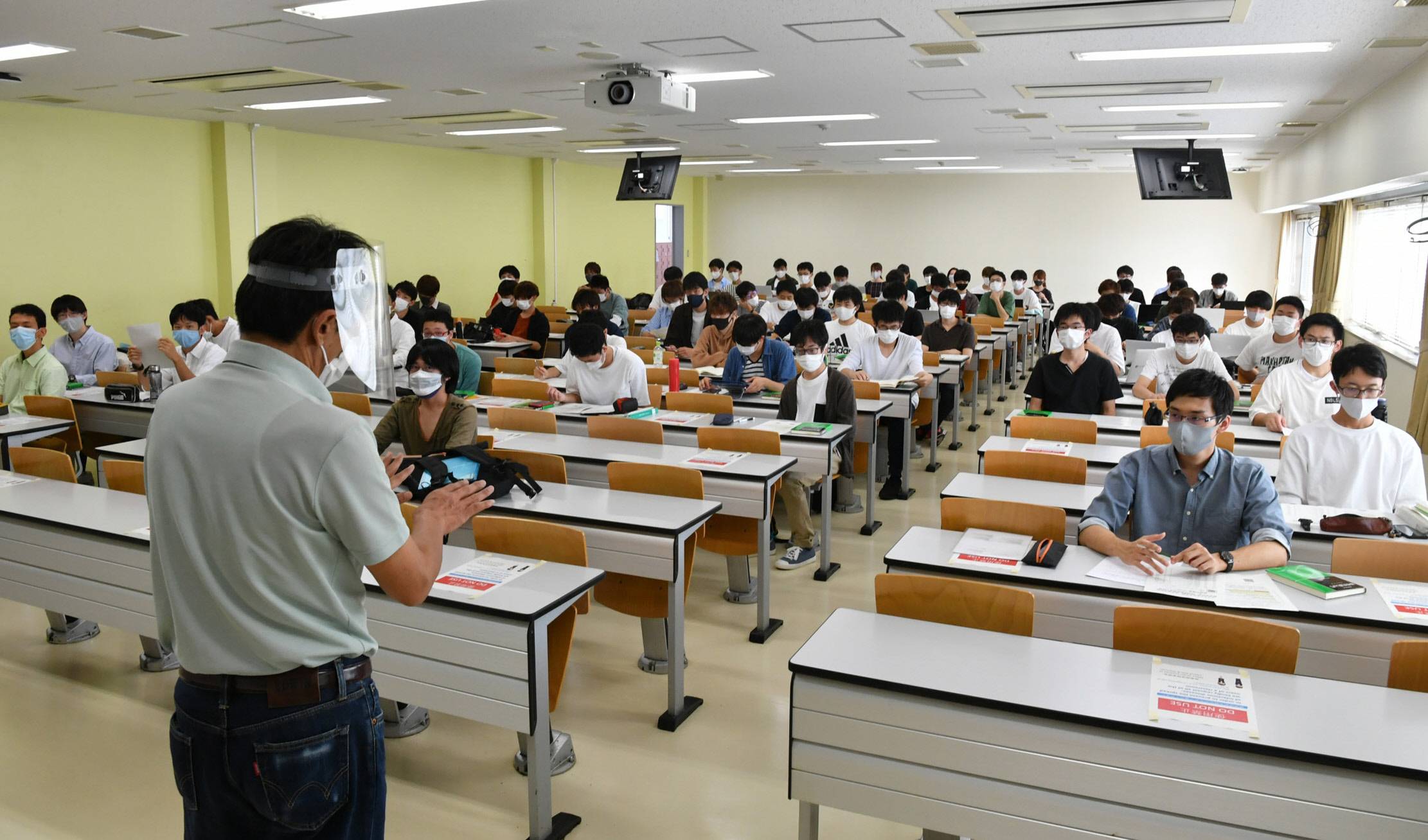 First-year students of Nagoya University’s School of Engineering attend a class while practicing social distancing on Oct. 2. | CHUNICHI SHIMBUN