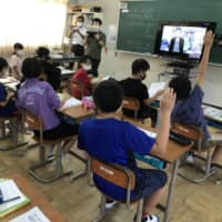 Students at a school in Oita Prefecture listen to what people with Minamata disease went through in an online meeting in September. | NISHINIPPON SHIMBUN 
