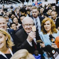 Warren Buffett\'s huge investment in Japan\'s trading houses has failed to sustain higher share prices. | BLOOMBERG