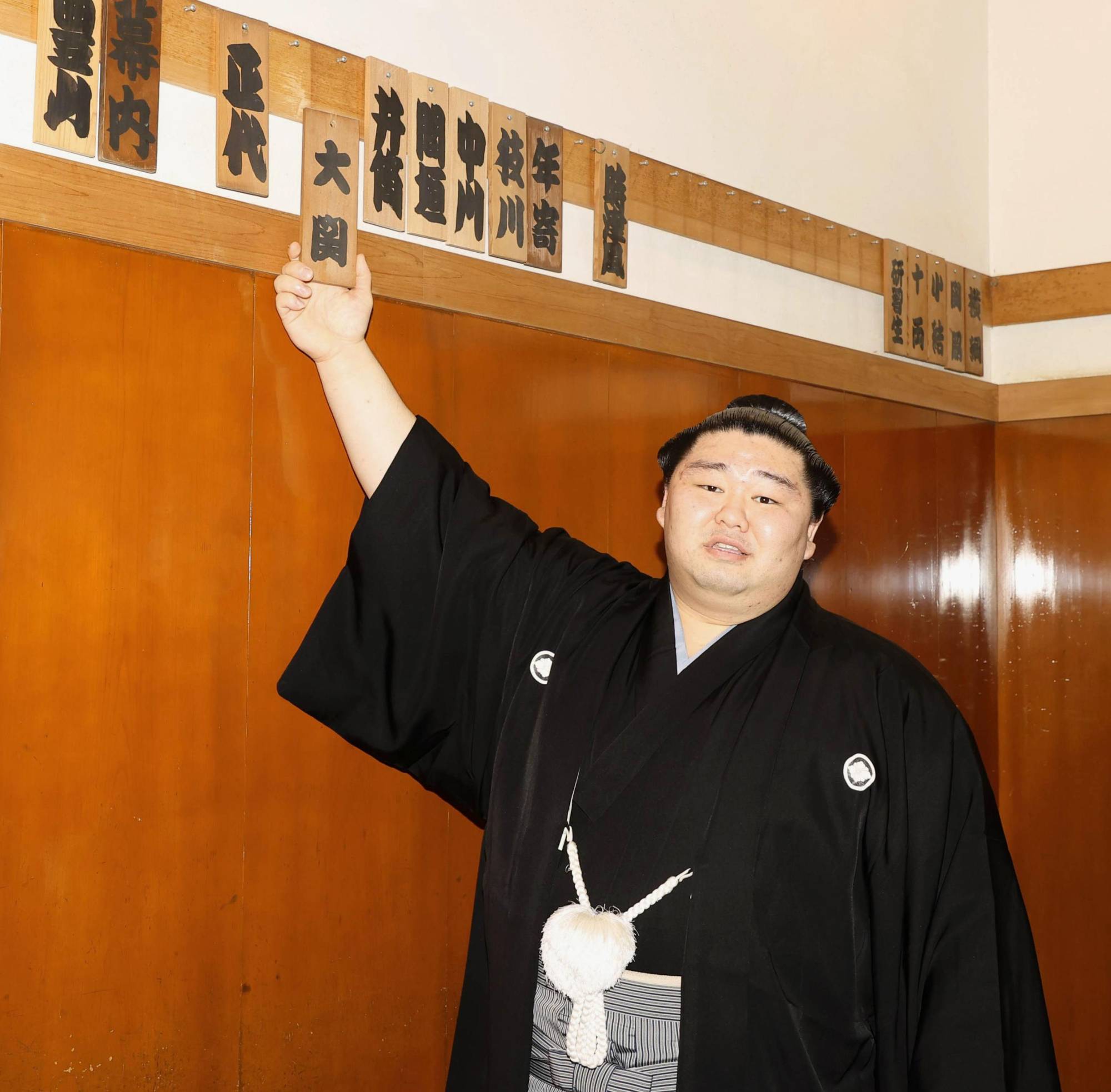 Shodai changes the sign at Tokitsukaze stable to reflect his promotion to ozeki on Sept. 30 in Sumida Ward, Tokyo. | POOL / VIA REUTERS