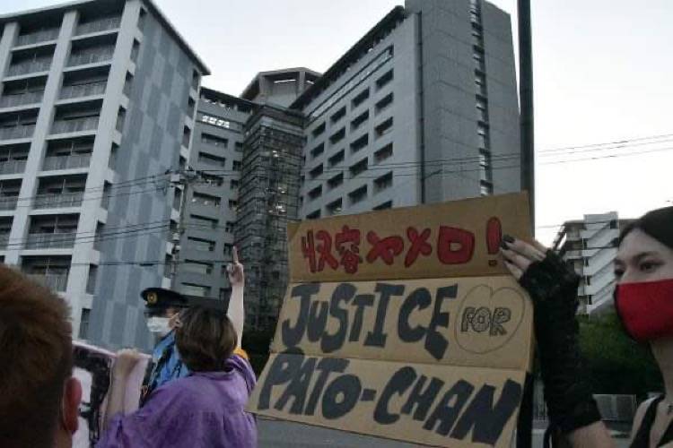 Fight for change: Demonstrators walk past the Tokyo Regional Immigration Services Bureau in Minato Ward. | 