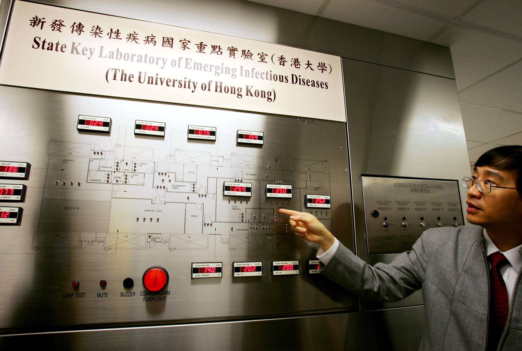 Yuen Kwok-Yung of the University of Hong Kong introduces a newly set up state laboratory for the study of emerging infectious diseases in Hong Kong in 2004. | REUTERS 
