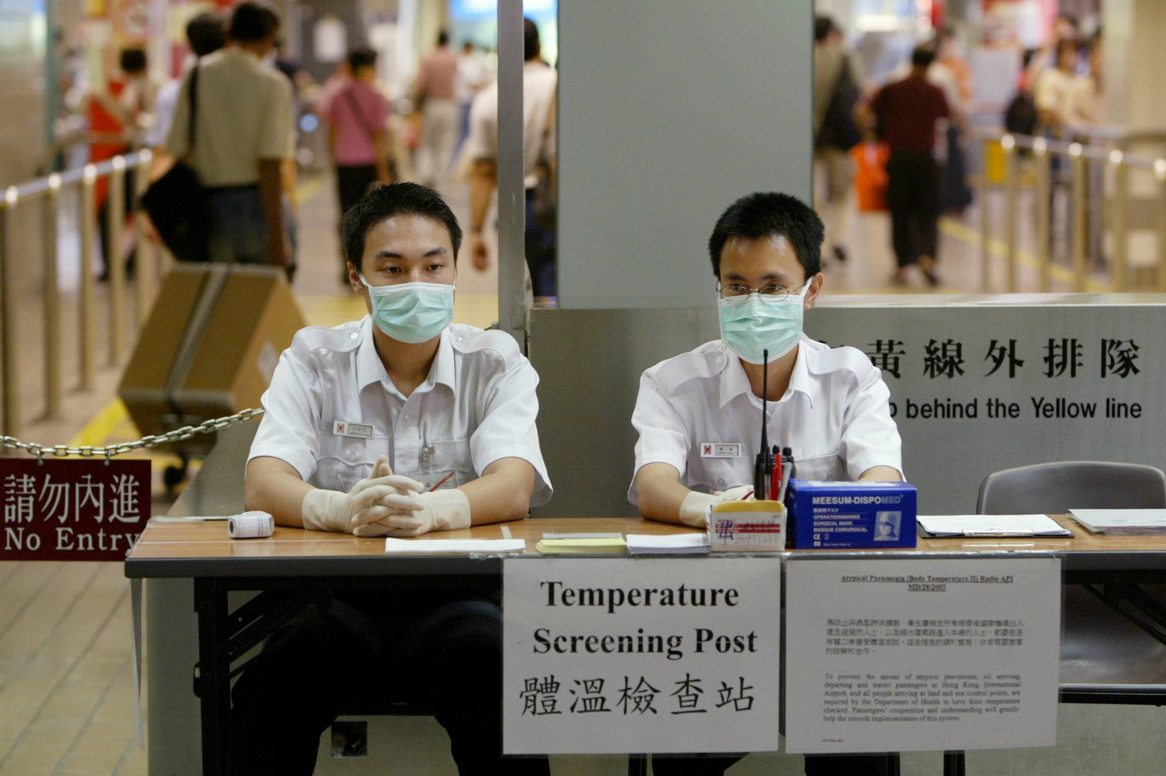 Hong Kong health workers at a border checkpoint between Hong Kong and mainland China's Shenzhen in 2003 | REUTERS