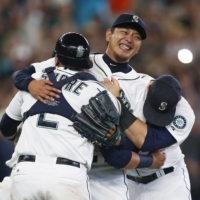 Hisashi Iwakuma celebrates with his teammates after throwing a no-hitter for the Mariners on Aug. 12, 2015. | USA TODAY / REUTERS / VIA KYODO