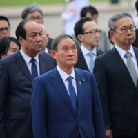 New Prime Minister Yoshihide Suga should have known that the average Japanese couldn’t care less about the science council’s members. Quiet approval of the recommended nominees would have been in line with precedent and avoided a silly public fight. | POOL / VIA AFP-JIJI