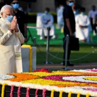 Indian Prime Minister Narendra Modi pays his respects at the Mahatma Gandhi memorial in New Delhi on Oct. 2 | INDIAN PRESS INFORMATION BUREAU / VIA AFP-JIJI