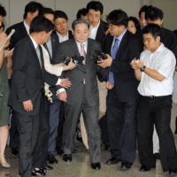 Former Samsung group Chairman Lee Kun-Hee is surrounded by reporters as he leaves a court in Seoul in 2008.  | AFP-JIJI