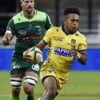 Clermont fullback Kotaro Matsushima runs with the ball during a French first-division match against Pau on Saturday in Clermont-Ferrand, France. | AFP-JIJI