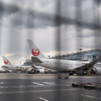 Japan Airlines Co. projects a net loss of between ¥200 billion and ¥250 billion for this fiscal year, turning unprofitable for the first time since relisting on the Tokyo stock market in 2012, according to sources. | BLOOMBERG