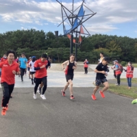 Ready, set, go: Parkrunners kick off their Saturday morning run at Tsujido Kaihin park in Fujisawa, Kanagawa Prefecture. | ATSUSHI OIKE © AICCO
