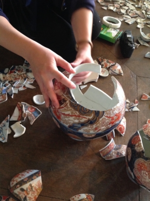 A person assembles fragments to restore a broken Old Imari porcelain work. | ROIP JAPAN