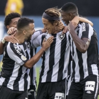 Keisuke Honda (center) celebrates with his Botafogo teammates after scoring from a penalty kick on Saturday in Rio de Janeiro. | KYODO