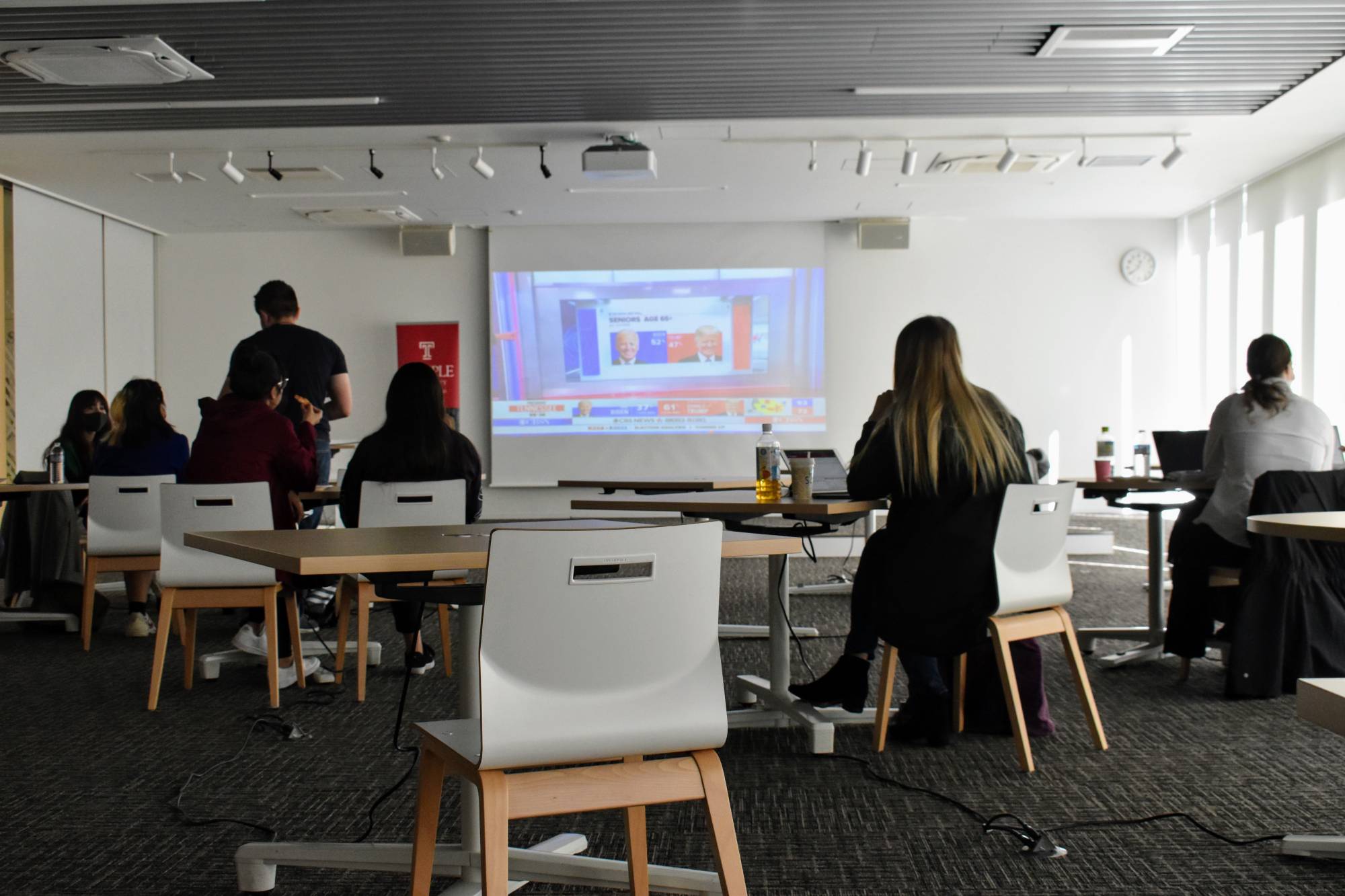 Temple University students and faculty members watch a live broadcast of the U.S. presidential election results on Wednesday at their university in Tokyo. | TOMOHIRO OSAKI
