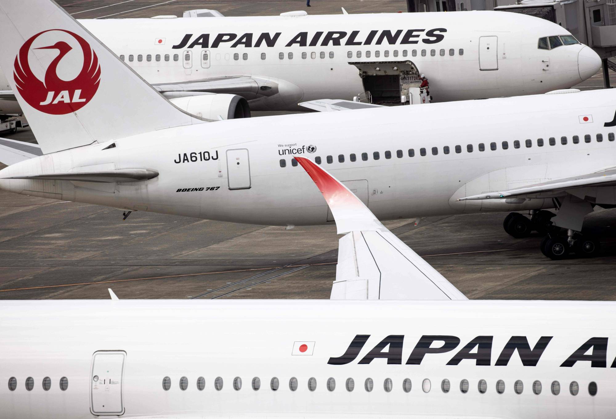 Japan Airlines Co. is aiming to achieve net zero carbon dioxide emissions by 2050. | AFP-JIJI
