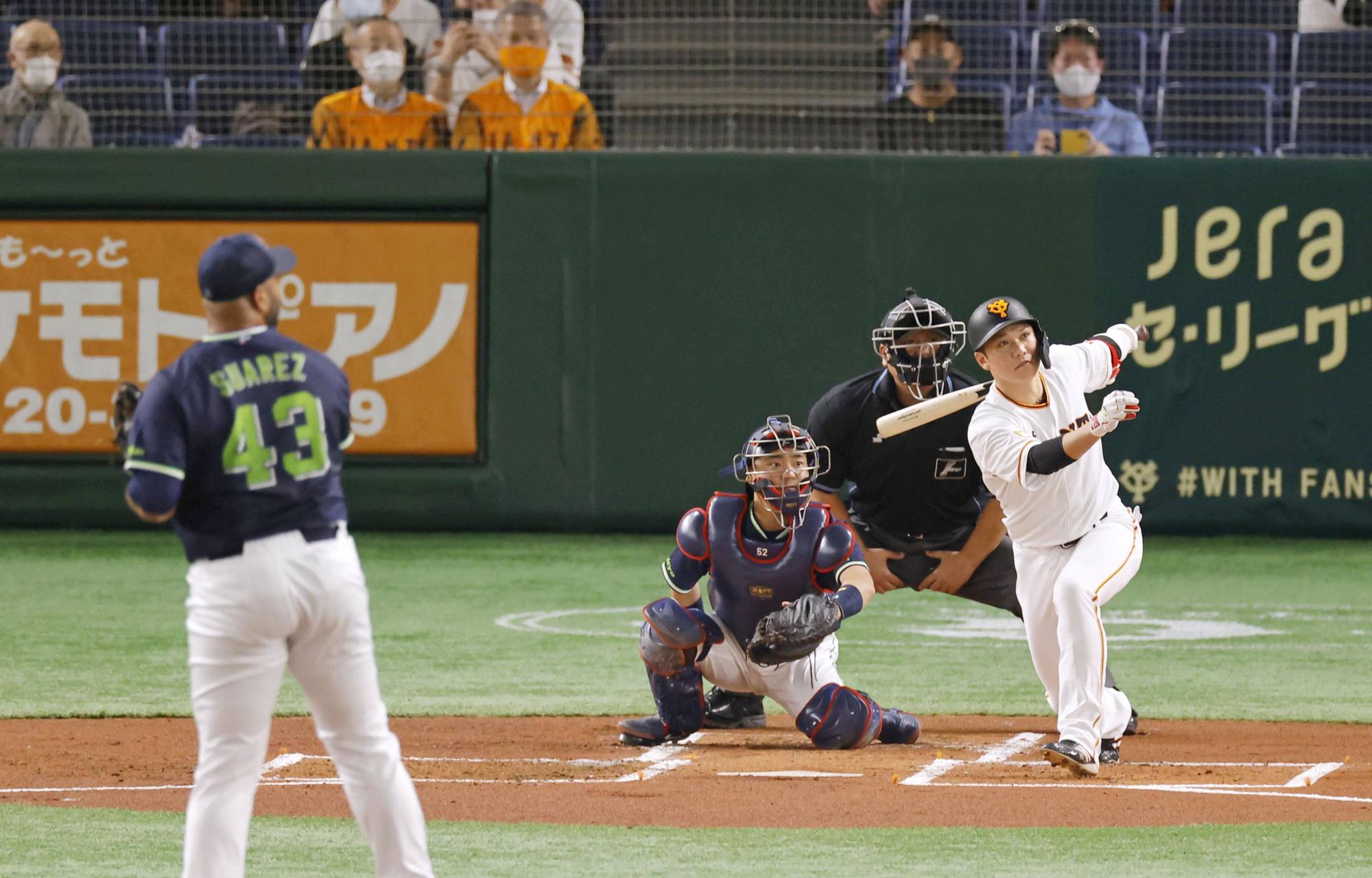 The Giants' Hayato Sakamoto connects on the 2,000th hit of his career on Sunday at Tokyo Dome.  | KYODO