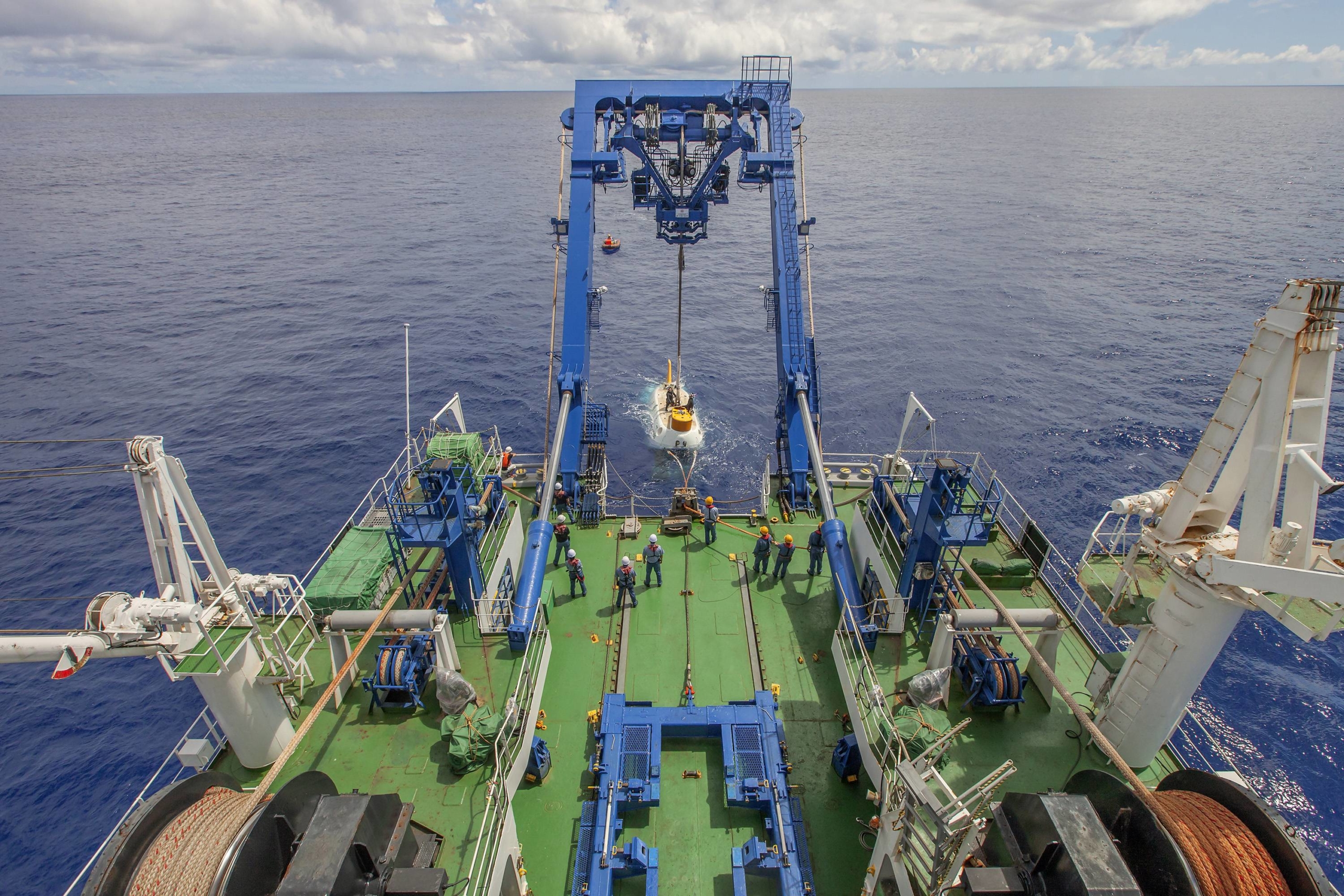 The submersible DSV Shinkai 6500, is lowered into the ocean during a cruise to observe the Suiyo Seamount. | CHONG CHEN / JAMSTEC / VIA THE NEW YORK TIMES