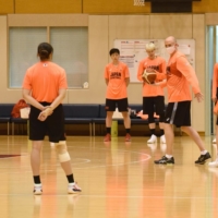 Akatsuki Five women\'s head coach Tom Hovasse instructs his players during Monday\'s practice. | COURTESY OF THE JAPAN BASKETBALL ASSOCIATION
