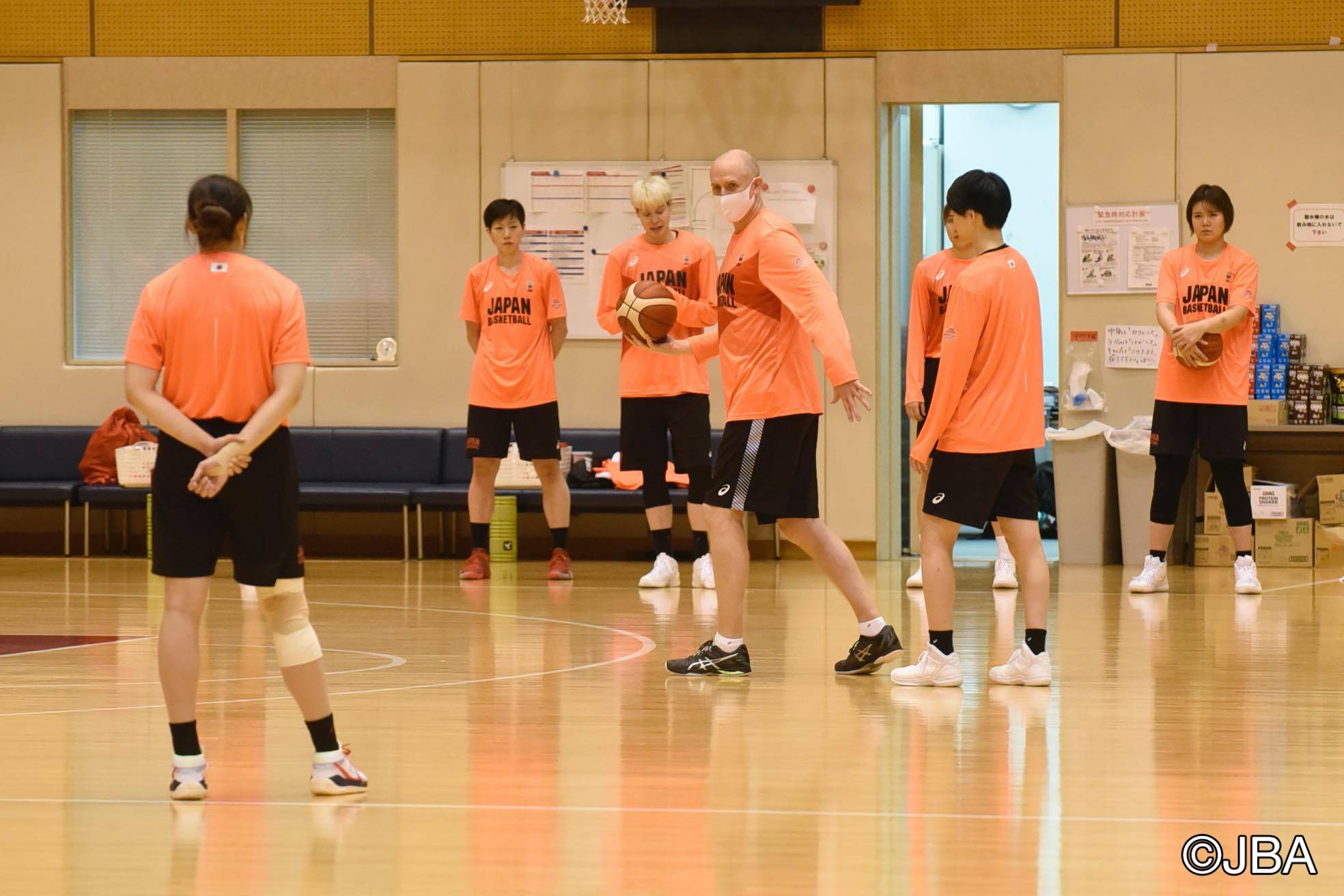 Akatsuki Five women's head coach Tom Hovasse instructs his players during Monday's practice. | COURTESY OF THE JAPAN BASKETBALL ASSOCIATION