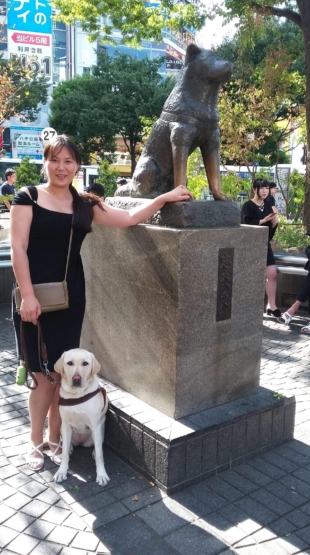 Landmarks and Labradors: Uyanga Erdenebold and her dog, Dunaway, visit the famous Hachiko statue in Tokyo’s Shibuya Ward in 2018. 