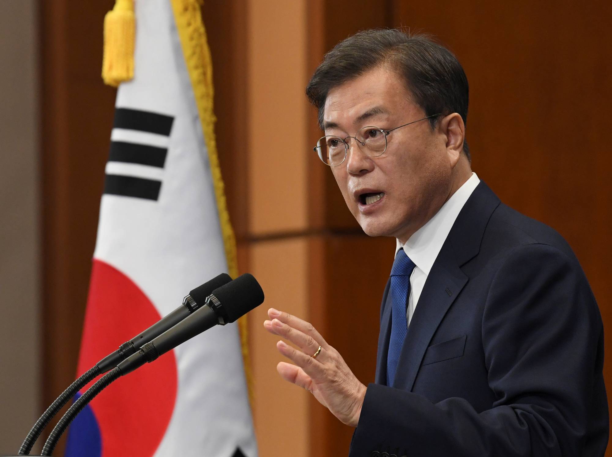 South Korean President Moon Jae-in speaks on the occasion of the third anniversary of his inauguration in Seoul in May. President Moon extended warm greetings to Prime Minister Yoshihide Suga in a virtual meeting during the East Asia Summit. | POOL / VIA REUTERS