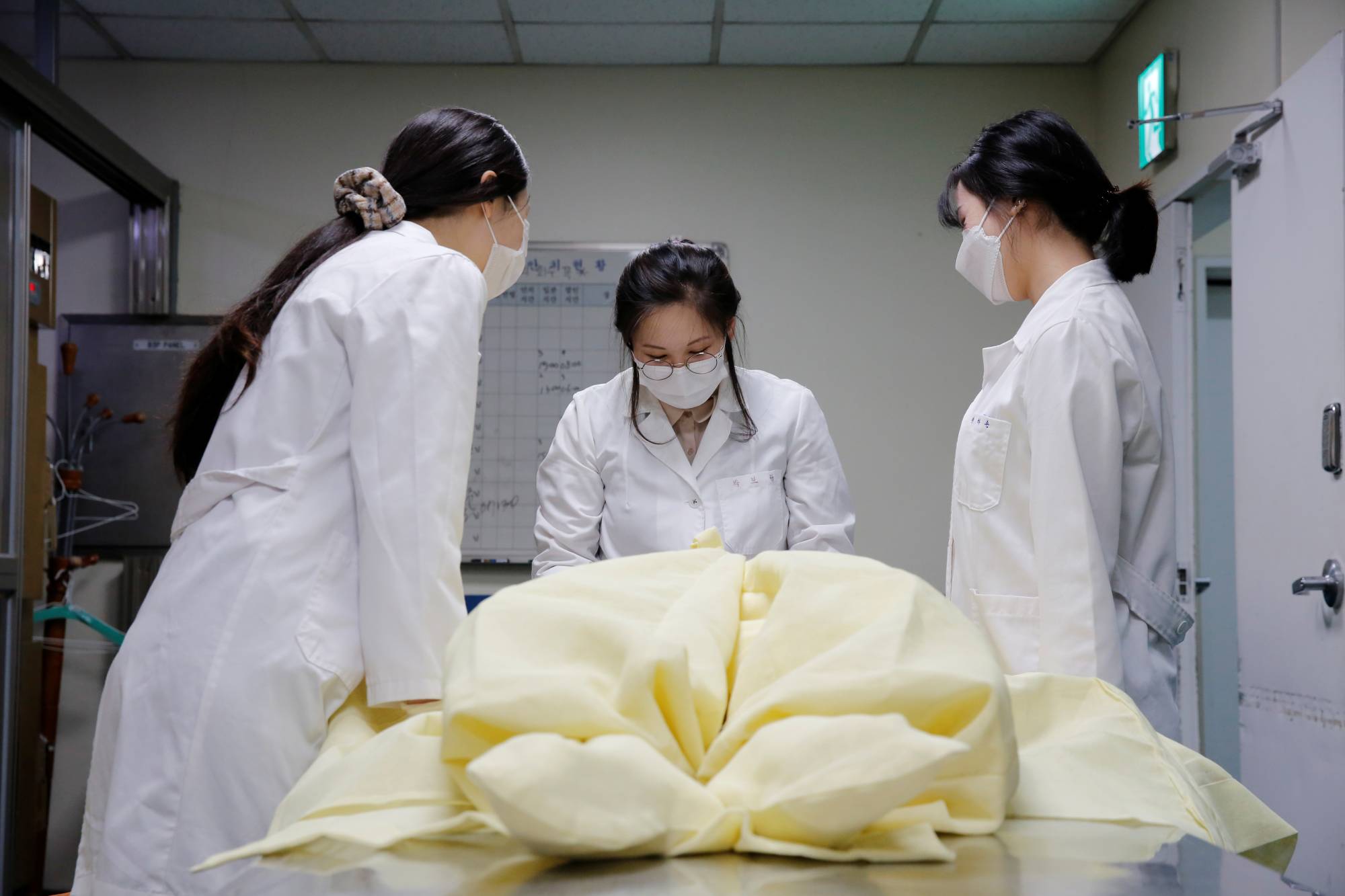 Women handling the dead More female morticians in South Korea as taboo fades pic