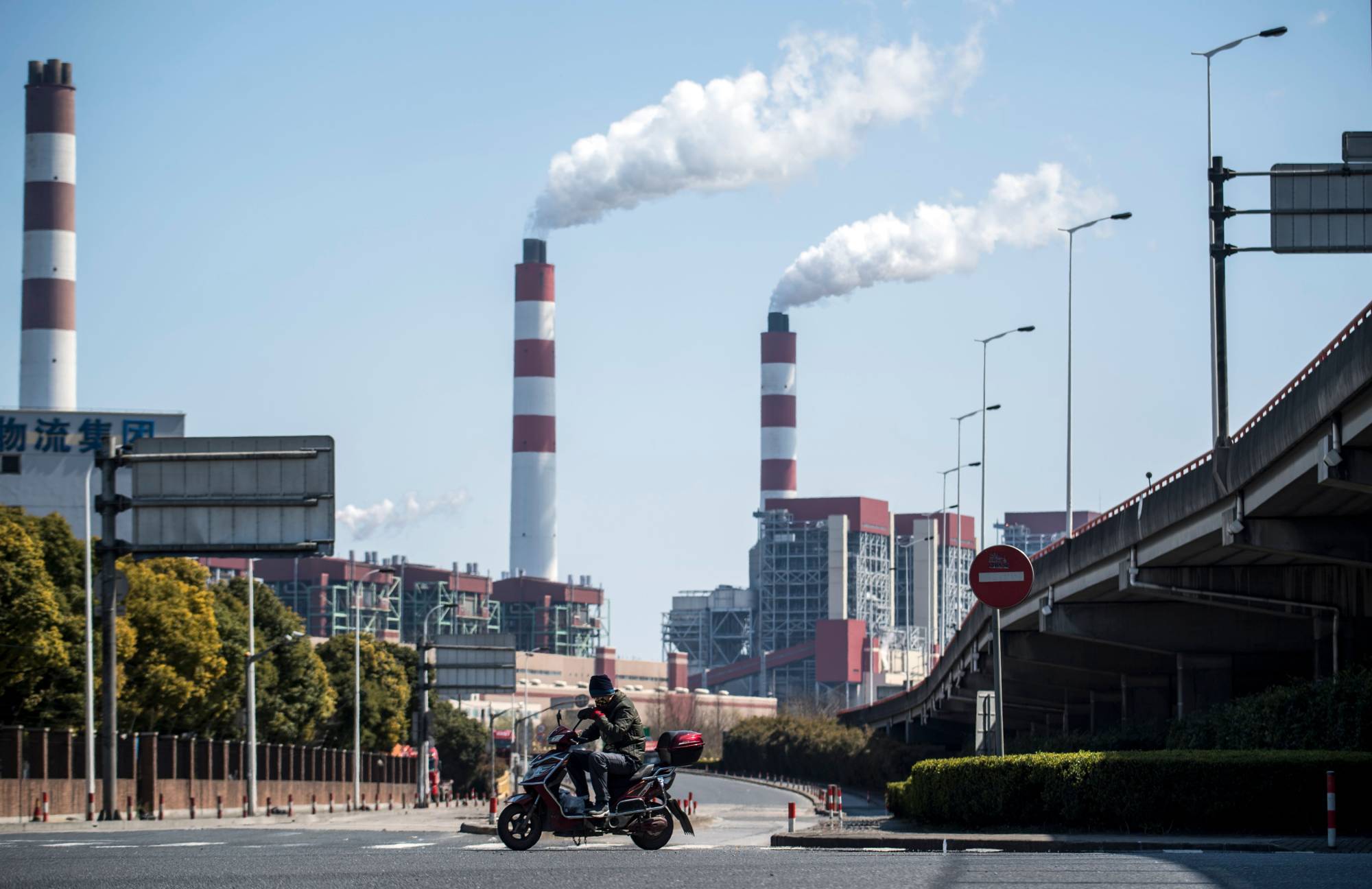 The Shanghai Waigaoqiao Power Generator Company coal power plant. Experts who specialize in the intricacies of emissions policy in China were stunned by Xi Jinping's U.N. speech, where he outlined the country's goal of carbon neutrality by 2060.  | AFP-JIJI
