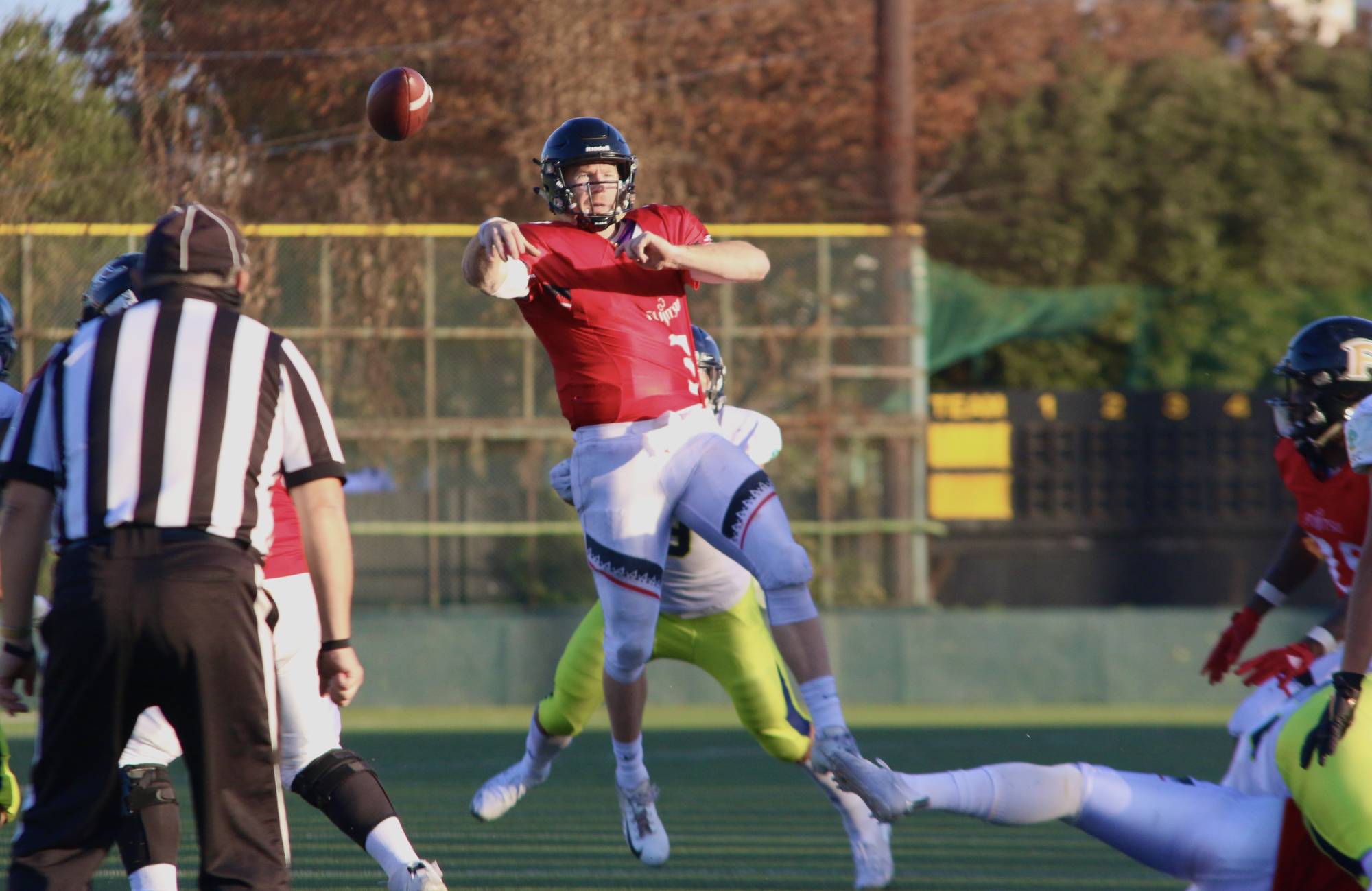 Frontiers quarterback Michael Birdsong throws a TD pass to Riki Matsui during their game against the Finies on Sunday. | KAZ NAGATSUKA