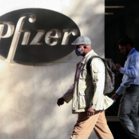 News that the experimental COVID-19 vaccines produced by U.S. drugmakers Pfizer Inc. and Moderna Inc. were about 95% effective in late-stage trials helped push up global stock markets and offered a ray of hope around the globe. | AFP-JIJI