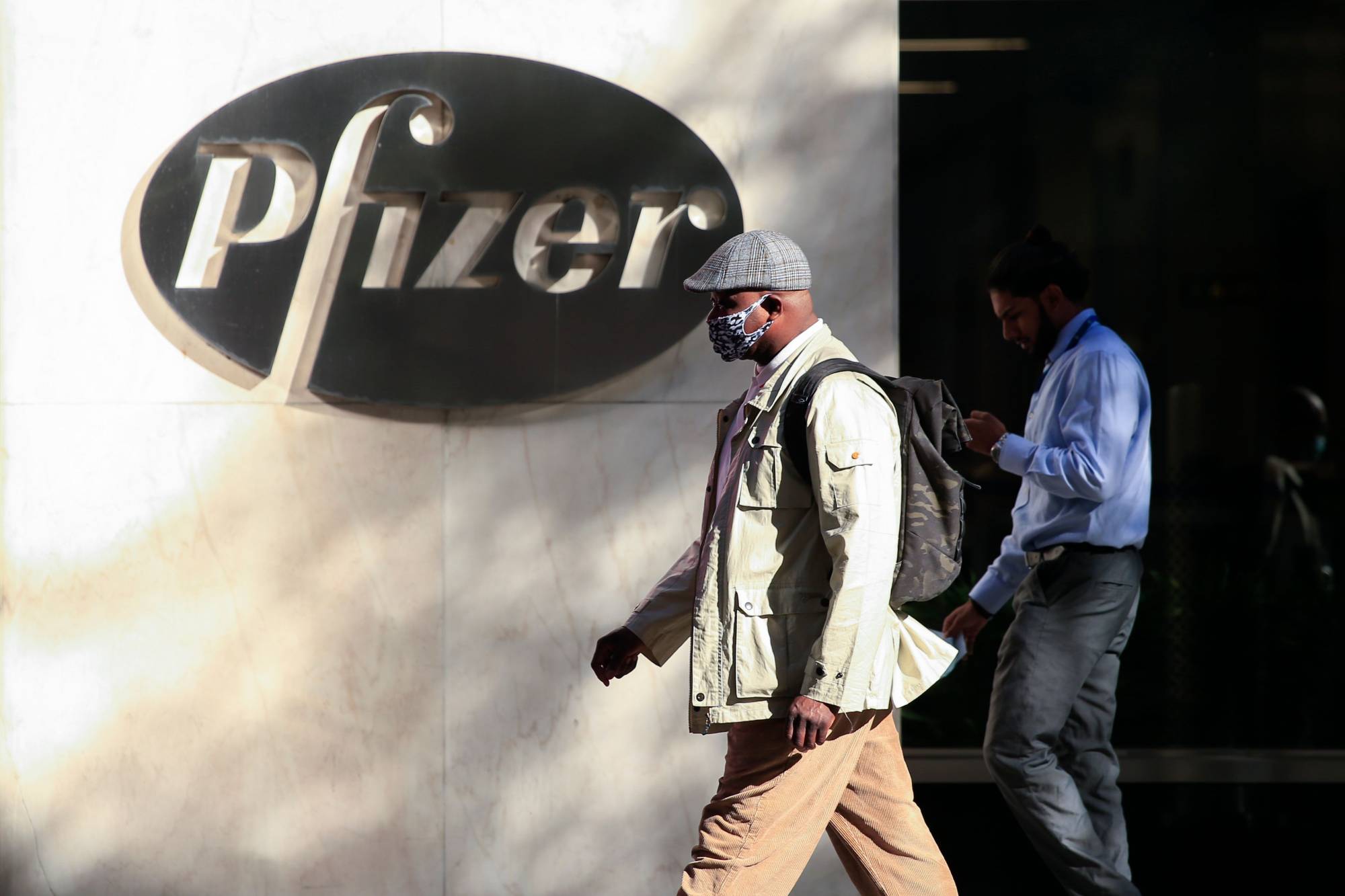News that the experimental COVID-19 vaccines produced by U.S. drugmakers Pfizer Inc. and Moderna Inc. were about 95% effective in late-stage trials helped push up global stock markets and offered a ray of hope around the globe. | AFP-JIJI